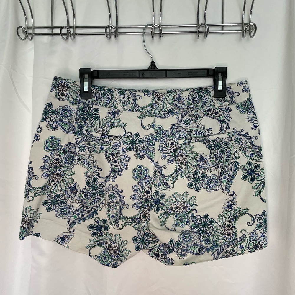 Floral Patterned Women's Shorts - Picture 2 of 8